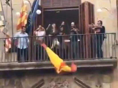 Ciudadanos retiran la insignia española de las casas consistoriales de Mollerusa, Figueres, Puigcerdà y Tàrrega