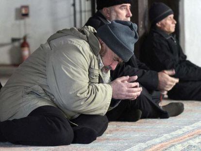 Varios t&aacute;rtaros rezan en la Gran Mezquita de Bachsijar&aacute;i, en Crimea.