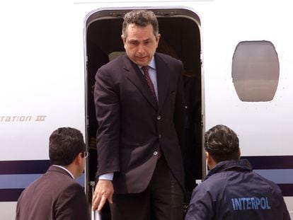 Cabal Peniche, tras su extradición de Australia a México en 2001.