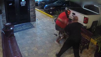Cámaras de seguridad del club Mans Venus en Tampa (Florida) captan la confrontación con un tirador enmascarado el 19 de marzo 2023
