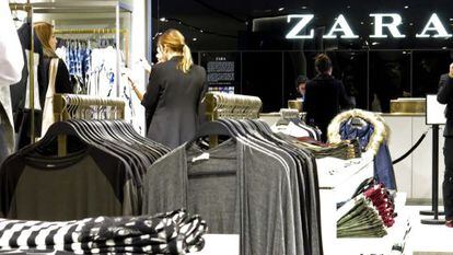 Vista del interior de una tienda de la cadena Zara