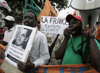 Manifestación de inmigrantes indocumentados en París en agosto de 2007.