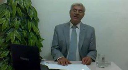 El fiscal general de Hama, Adnan Bakur, anuncia su dimisión en un vídeo por la violencia contra los civiles el 31 de julio.