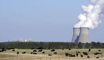 Fotograf&iacute;a que muestra dos torres de refrigeraci&oacute;n de la planta nuclear de Votgle, que emplea el dise&ntilde;o del reactor Westinghouse Electric Company AP1000, en Waynesboro, a unos 275 kil&oacute;metros al este de Atlanta.