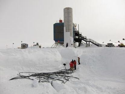 Los registros de los sensores del observatorio IceCube se transmiten por cables desde las perforaciones en el hielo hasta los ordenadores del laboratorio