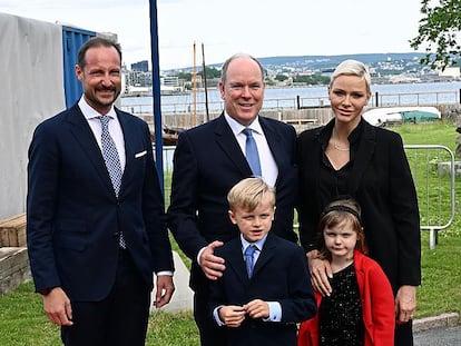 Los príncipes de Mónaco, Alberto y Charlene, junto a sus dos hijos, Jacques y Gabriella, en la inauguración de una exposición naútica junto al heredero de Noruega, Haakon, el 22 de junio de 2022 en Oslo, Noruega.