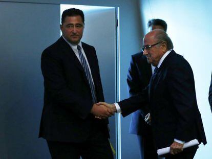 Domenico Scala (izquierda), estrecha la mano del dimitido Blatter.