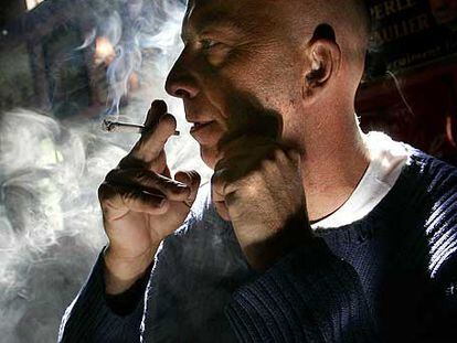 Un hombre fuma marihuana en un <i>coffeeshop</i> de Rotterdam.