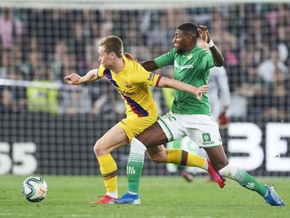 De Jong se lleva el balón ante Emerson.