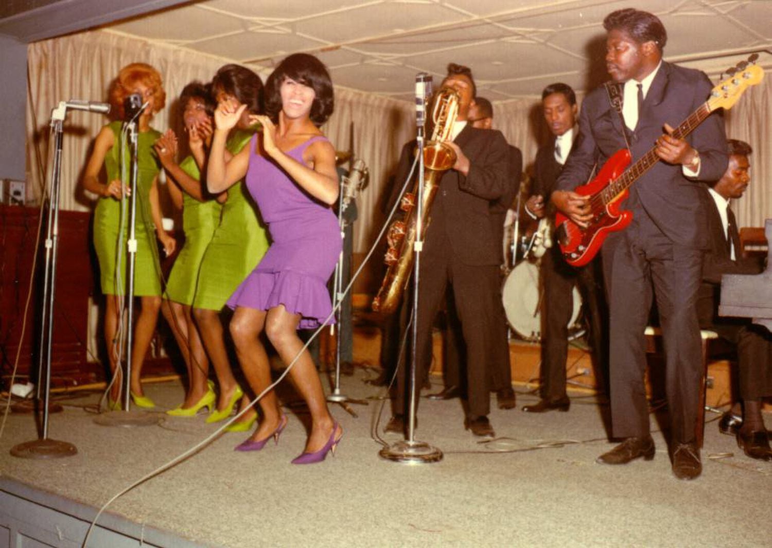 Tina Turner com 25 anos atuando com o grupo do qual foi seu marido por duas décadas, Ike Turner.  O show foi em Dallas (Texas) em 1964. O casamento se desfaria 14 anos depois devido aos maus-tratos sofridos pela cantora por Ike.