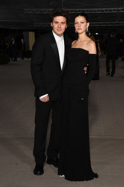 Brooklyn y Nicola Peltz-Beckham (ella con vestido palabra de honor de Givenchy).