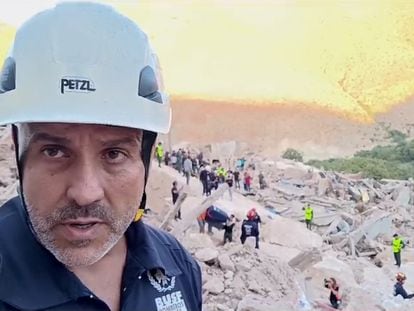 El presidente de Bomberos Unidos Sin Fronteras, durante sus labores de rescate de este lunes en las zonas más afectadas por el terremoto en Marruecos, en una imagen facilitada por él mismo.