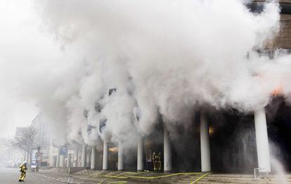 El humo sale de un aparcamiento de varios pisos en Hannover (Alemania) tras un incendio, el 7 de febrero.