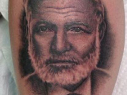 Un tatuaje de Ernest Hemingway en el blog 'Las Lecturas de Mr. Davidmore'