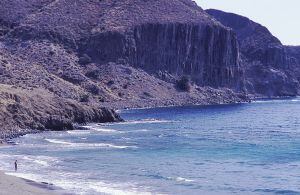 Playa del Peñón Blanco, en la Isleta del Moro, (Níjar, Almería).