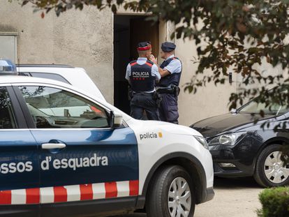 Agentes de los Mossos d' Esquadra en Camdevànol (Girona) en una foto de archivo.