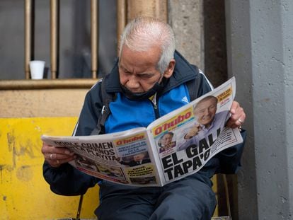 Un hombre lee un periódico popular cuya portada muestra a Rodolfo Hernández y el titular: 'El gallo tapa'o'.
