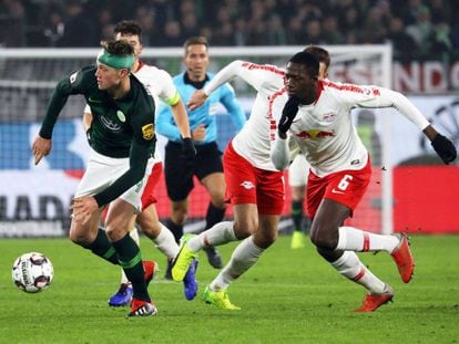 Jugadores del Leipzig, de blanco, ante el Wolfsburgo.