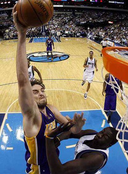 Gasol machaca el aro ante DeSagana Diop.