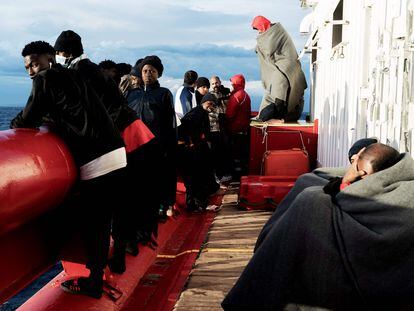 Migrantes rescatados en la cubierta del barco 'Ocean Viking', el 13 de noviembre.