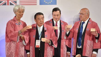 Draghi, junto a Lagarde, Sapin y Oshima, ayer en Jap&oacute;n.
