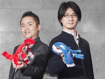 Junichi Masuda y Shigeru Ohmori posan con dos 'pokémon'.