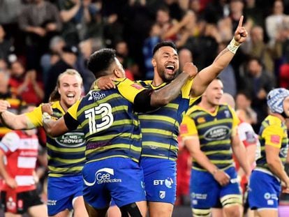 Cardiff Blues celebra el título.