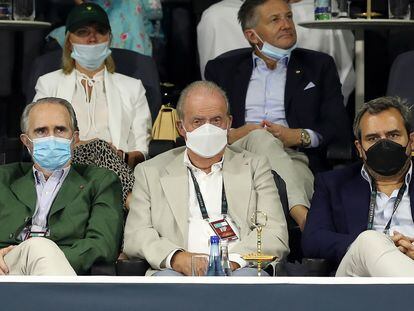 Juan Carlos I, en el centro, durante el partido de tenis entre Rafael Nadal y Andy Murray jugado en diciembre en Abu Dabi.