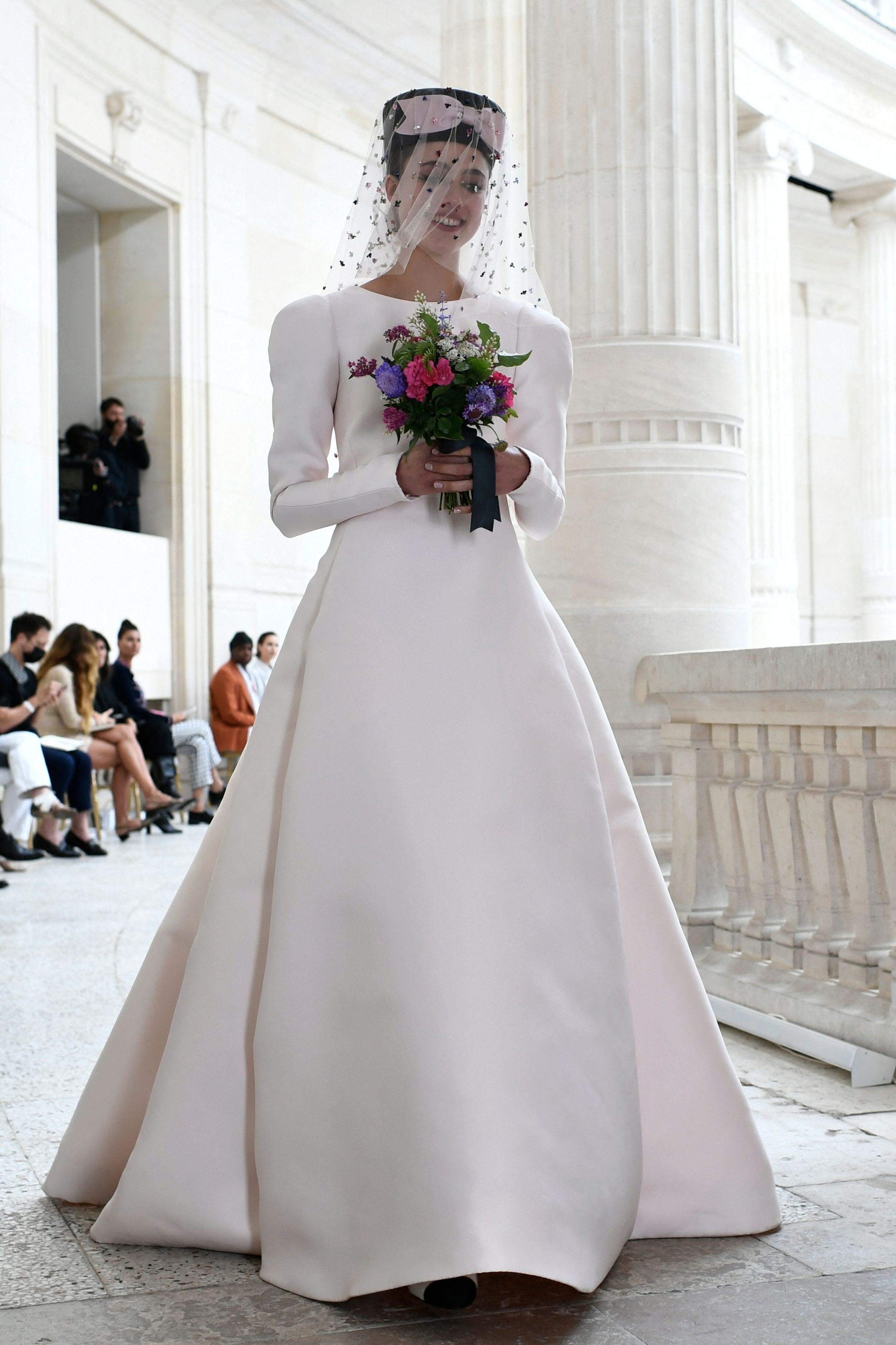 Una modelo con el vestido de boda de la colección de alta costura para otoño-invierno 2021/2022 de Chanel, durante la Semana de la Moda de París.