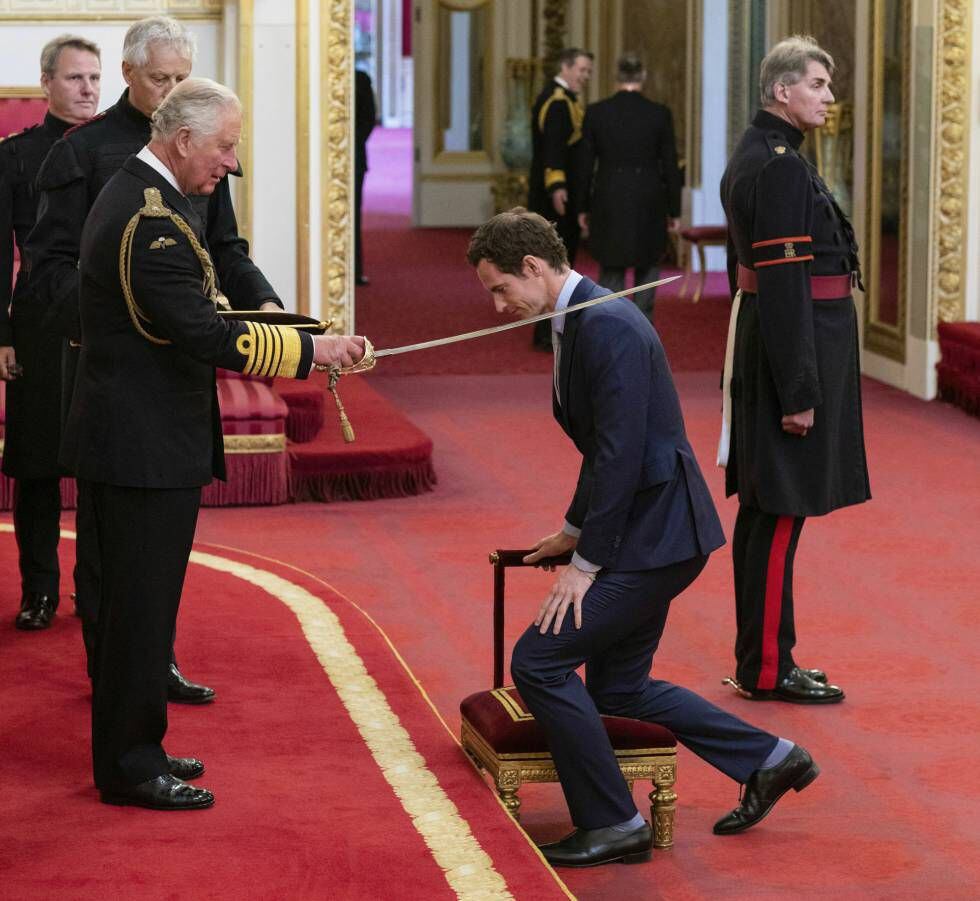 Andy Murray, en el momento de su investidura como caballero por el príncipe Carlos de Inglaterra.