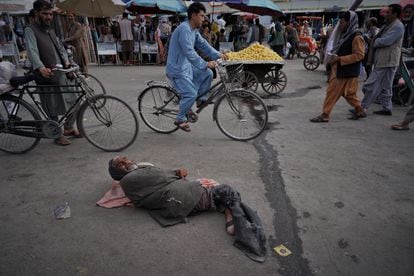 Miagul, de unos 80 años, quedó lesionado de niño cuando una vaca le pisó la pierna derecha. Cada día mendiga tirado en una calle de Kabul. 