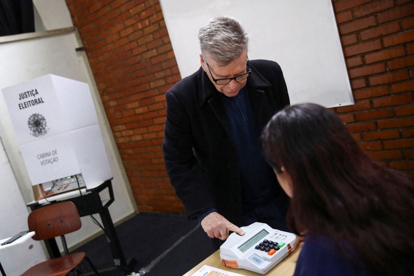 Un hombre que ha emitido su voto certifica con su huella digital. Brasil tiene un avanzado sistema de voto electrónico que permitirá obtener resultados en menos de 60 minutos. 
