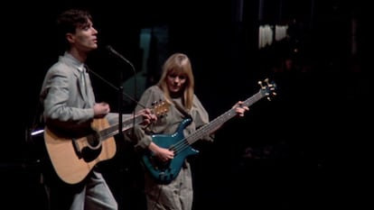 Un fotograma de la película 'Stop Making Sense' en el que se ve a David Byrne y Tina Weymouth en el escenario.