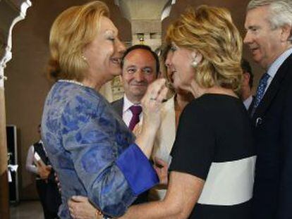 La presidenta de la Comunidad de Madrid, Esperanza Aguirre, conversa con la presidenta de Aragón, Luisa Fernanda Rudi.