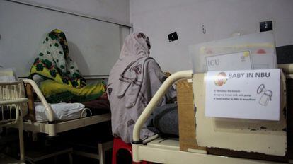Desde su apertura en 2011, más de 25.000 mujeres han dado a luz en el Hospital de Mujeres de Peshawar. “La mortalidad de los recién nacidos en Pakistán se debe principalmente a los nacimientos prematuros y a las infecciones y las complicaciones durante el embarazo o en el parto”, explica la doctora Khadija, una pediatra de la unidad de cuidados neonatales del centro.