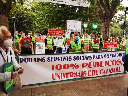 Pancarta a favor de los servicios públicos, durante la marcha en Santiago contra las muertes por covid-19 en residencias privadas de Galicia.