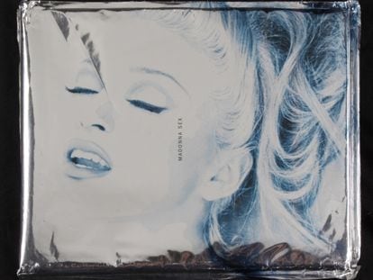 La portada de 'Sex' tal y como se podía encontrar en las librerías en octubre de 1992: envuelto en celofán para que no se pudiese ver su contenido sin pagar por él y con la misma imagen de Steven Meisel del rostro de Madonna en éxtasis que ocupó también su álbum 'Erotica', lanzado a la vez.