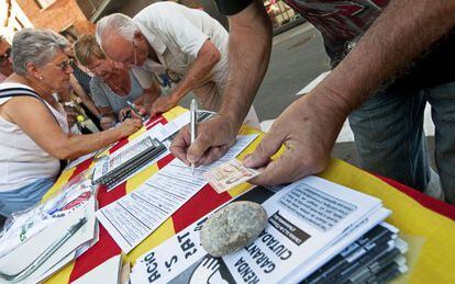 Recollida de signatures de l'Associació d'Aturats del Prat per demanar la renda garantida ciutadana.