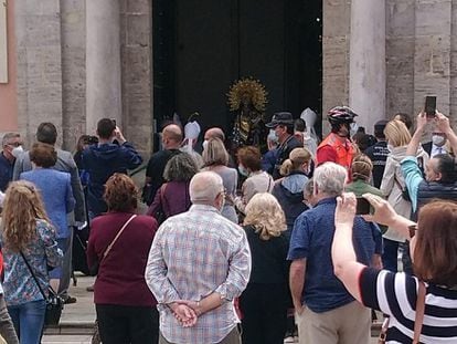 Momento de la apertura de puertas de la basílica.