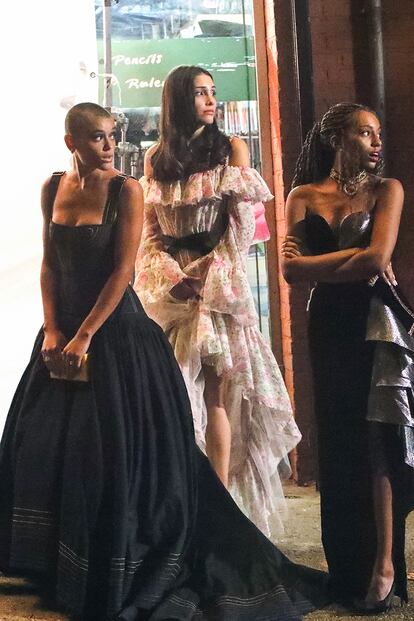Lo que no faltarán serán las fiestas y los opulentos vestidos de noche.