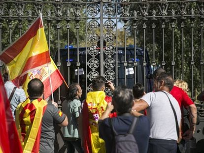 Ciutadans davant del Parlament a la manifestació a favor de la unitat d'Espanya.