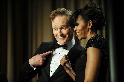 Conan O'Brien bromea con Michelle Obama, que vistió un diseño de Monique Lhuillier.