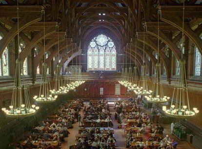 Harvard lidera los <i>rankings</i> internacionales. En la imagen, la sala Annenberg Hall de la Universidad.