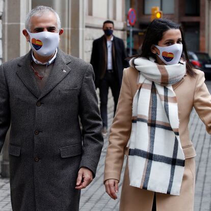 BARCELONA, 14/02/2021.- El candidato de Ciudadanos a la presidencia de la Generalitat, Carlos Carrizosa (i), llega junto a la presidenta del partido, Inés Arrimadas, al colegio electoral constituido en el Institut d"Educació Contínua de la UPF de Barcelona, para ejercer su derecho al voto este domingo durante las elecciones al Parlament de Cataluña. EFE/Toni Albir