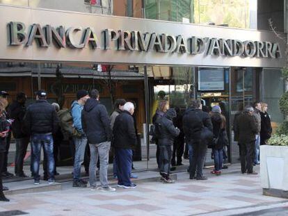Cues davant una oficina de la Banca Privada d'Andorra (BPA), aquest dilluns al matí.