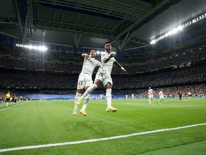 Los delanteros del Real Madrid Vinícius Junior (d) y Rodrygo Goes celebran el gol del primero al Manchester City en la ida de las semifinales de Champions League.