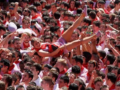 PAMPLONA, SPAIN - JULY 06:  Revellers enjoy the atmosphere during the opening day or &#039;Chupinazo&#039; of the San Fermin Running of the Bulls fiesta on August 6, 2016 in Pamplona, Spain. The annual Fiesta de San Fermin, made famous by the 1926 novel of US writer Ernest Hemmingway entitled &#039;The Sun Also Rises&#039;, involves the daily running of the bulls through the historic heart of Pamplona to the bull ring.  (Photo by Pablo Blazquez Dominguez/Getty Images)