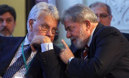 Felipe González (izquierda) y Luiz Inàcio Lula da Silva, conversan durante las jornadas organizadas ayer en Madrid sobre la economía de Brasil.