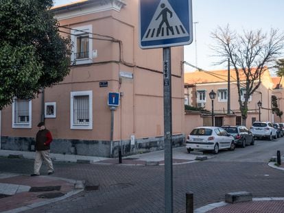 Un vecino pasea por la colonia Boetticher.