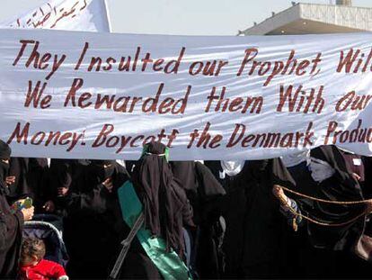 Mujeres piden el boicoteo a los productos daneses ante la sede de la ONU en Saná, capital de Yemen.
